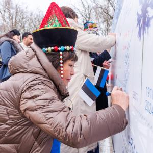 In keeping with the theme of the year, the presidential couple were joined this year by representatives of different national communities in sending their congratulations to the Republic of Estonia (Raul Mee).